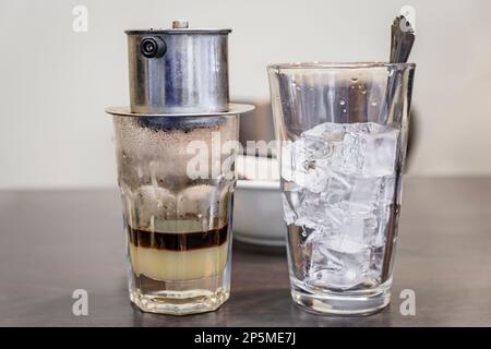 Caffè all'americana tradizionale vietnamita con latte condensato, CA Phe Sua da presso un bar ristorante Foto Stock