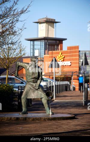 leyland Lancashire, statua di bronzo a grandezza naturale Morrisons supermercato, raffigura un fondaio di Stephen Charnock e rende omaggio alla storia del sito Foto Stock