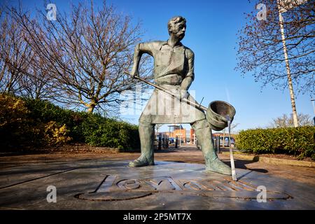 leyland Lancashire, statua di bronzo a grandezza naturale Morrisons supermercato, raffigura un fondaio di Stephen Charnock e rende omaggio alla storia del sito Foto Stock