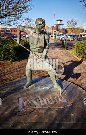 leyland Lancashire, statua di bronzo a grandezza naturale Morrisons supermercato, raffigura un fondaio di Stephen Charnock e rende omaggio alla storia del sito Foto Stock