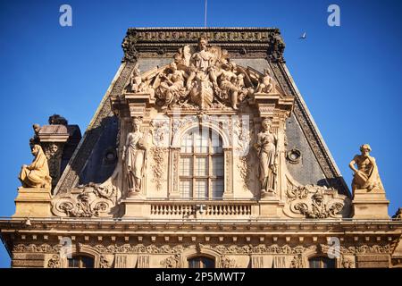 Il Museo del Louvre è il museo più visitato al mondo e un punto di riferimento storico a Parigi, in Francia Foto Stock