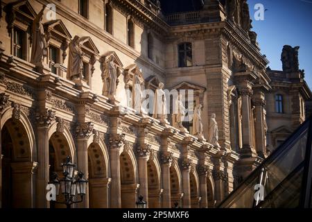 Il Museo del Louvre è il museo più visitato al mondo e un punto di riferimento storico a Parigi, in Francia Foto Stock