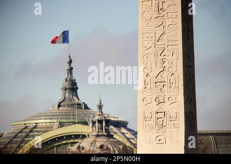 Place de la Concorde Parigi, obelisco egiziano e cupola del Grand Palais Foto Stock