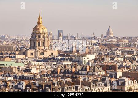 Simbolo di Parigi, i tetti che incorniciano la cupola dorata di Les Invalides e la tomba di Napoleone Foto Stock