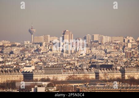 Vista della città di Parigi verso la torre radiofonica della televisione di Romanville, Foto Stock