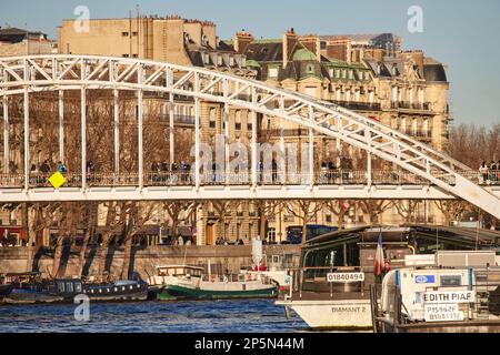 Punto di riferimento di Parigi, ponte pedonale di Debilly sul fiume Senna Foto Stock
