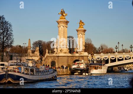 Punto di riferimento di Parigi, Pont de la Concorde sul fiume Senna Foto Stock