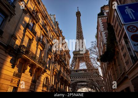 Il simbolo di Parigi della Torre Eiffel da Rue de l'Université, Foto Stock