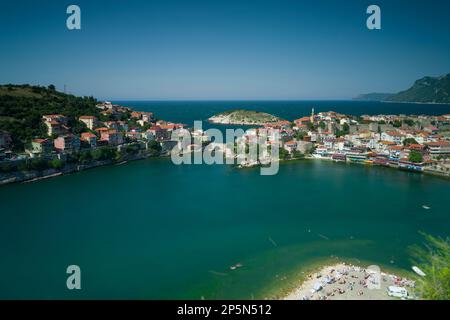 Amasra, Bartin, Turchia. Luglio 18, 2021. Estate sulla costa di Amasra. Lunga esposizione della città e della spiaggia dalla collina. Viaggio in Turchia Foto Stock