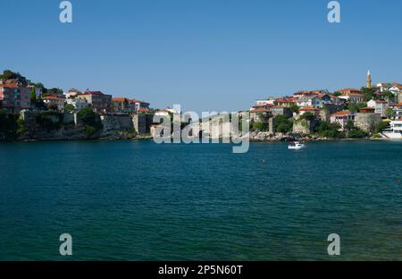 Amasra, Bartin, Turchia. Luglio 18, 2021. Estate sulla costa di Amasra. Persone che entrano nel mare e vista della città Foto Stock