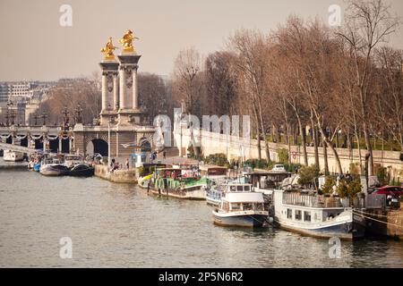 Punto di riferimento di Parigi, Pont de la Concorde sul fiume Senna Foto Stock