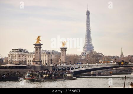 Punto di riferimento di Parigi, Pont de la Concorde sul fiume Senna Foto Stock