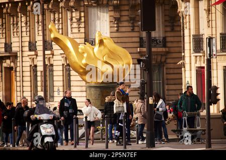 Monumento di Parigi, fiamma della libertà memoriale non ufficiale per Diana, Principessa di Galles, dopo la sua morte nel 1997 nel tunnel sotto il Pont de l'Alma Foto Stock