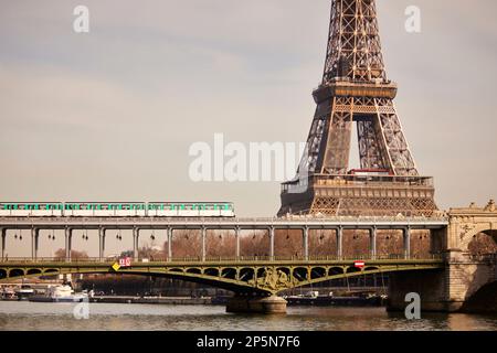 Parigi, Pont de Bir-Hakeim (in inglese: Ponte di Bir-Hakeim), ex Pont de Passy (Ponte di Passy), è un ponte che attraversa la Senna Foto Stock