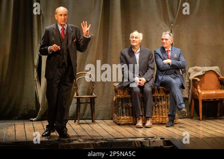 Robin Herford, direttore (L) che ha tenuto un discorso sul palco, con Peter Wilson, produttore (M), e Iain Gillie, amministratore delegato di PW Productions (R), dopo l'ultimo cortina per 'la donna in nero', l'ultima notte in cui si chiude nel West End, terminando le produzioni 33 anni di esecuzione. Sabato 5th Marzo 2023, Fortune Theatre, Londra, UK Credit: Jeff Gilbert/Alamy Live News Foto Stock