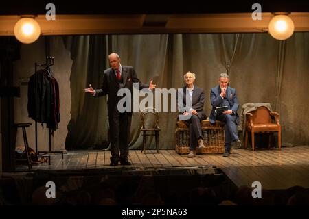 Robin Herford, direttore (L) che ha tenuto un discorso sul palco, con Peter Wilson, produttore (M), e Iain Gillie, amministratore delegato di PW Productions (R), dopo l'ultimo cortina per 'la donna in nero', l'ultima notte in cui si chiude nel West End, terminando le produzioni 33 anni di esecuzione. Sabato 5th Marzo 2023, Fortune Theatre, Londra, UK Credit: Jeff Gilbert/Alamy Live News Foto Stock