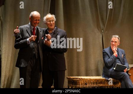 Robin Herford, direttore (L) che ha tenuto un discorso sul palco, con Peter Wilson, produttore (M), e Iain Gillie, amministratore delegato di PW Productions (R), dopo l'ultimo cortina per 'la donna in nero', l'ultima notte in cui si chiude nel West End, terminando le produzioni 33 anni di esecuzione. Sabato 5th Marzo 2023, Fortune Theatre, Londra, UK Credit: Jeff Gilbert/Alamy Live News Foto Stock