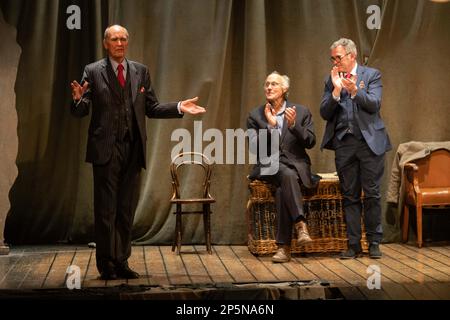 Robin Herford, direttore (L) che ha tenuto un discorso sul palco, con Peter Wilson, produttore (M), e Iain Gillie, amministratore delegato di PW Productions (R), dopo l'ultimo cortina per 'la donna in nero', l'ultima notte in cui si chiude nel West End, terminando le produzioni 33 anni di esecuzione. Sabato 5th Marzo 2023, Fortune Theatre, Londra, UK Credit: Jeff Gilbert/Alamy Live News Foto Stock