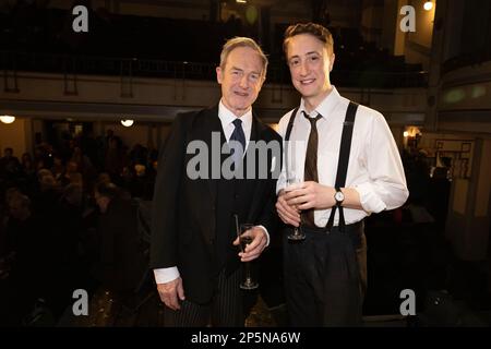 Matthew Spencer come 'The Actor' e Julian Forsyth come 'Arthur Kipps' dopo la scena finale e il sipario per 'la donna in nero', l'ultima notte come si chiude nel West End, terminando le produzioni 33 anni di esecuzione. Sabato 5th Marzo 2023, Fortune Theatre, Londra, UK Credit: Jeff Gilbert/Alamy Live News Foto Stock