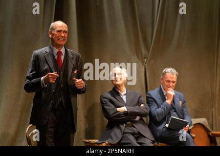 Robin Herford, direttore (L) che ha tenuto un discorso sul palco, con Peter Wilson, produttore (M), e Iain Gillie, amministratore delegato di PW Productions (R), dopo l'ultimo cortina per 'la donna in nero', l'ultima notte in cui si chiude nel West End, terminando le produzioni 33 anni di esecuzione. Sabato 5th Marzo 2023, Fortune Theatre, Londra, UK Credit: Jeff Gilbert/Alamy Live News Foto Stock