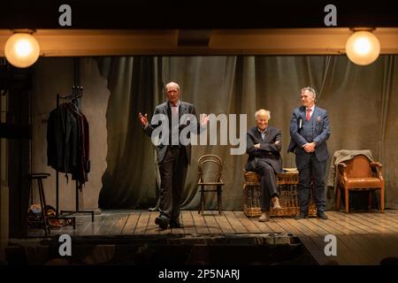 Robin Herford, direttore (L) che ha tenuto un discorso sul palco, con Peter Wilson, produttore (M), e Iain Gillie, amministratore delegato di PW Productions (R), dopo l'ultimo cortina per 'la donna in nero', l'ultima notte in cui si chiude nel West End, terminando le produzioni 33 anni di esecuzione. Sabato 5th Marzo 2023, Fortune Theatre, Londra, UK Credit: Jeff Gilbert/Alamy Live News Foto Stock