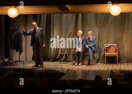 Robin Herford, direttore (L) che ha tenuto un discorso sul palco, con Peter Wilson, produttore (M), e Iain Gillie, amministratore delegato di PW Productions (R), dopo l'ultimo cortina per 'la donna in nero', l'ultima notte in cui si chiude nel West End, terminando le produzioni 33 anni di esecuzione . Sabato 5th Marzo 2023, Fortune Theatre, Londra, UK Credit: Jeff Gilbert/Alamy Live News Foto Stock