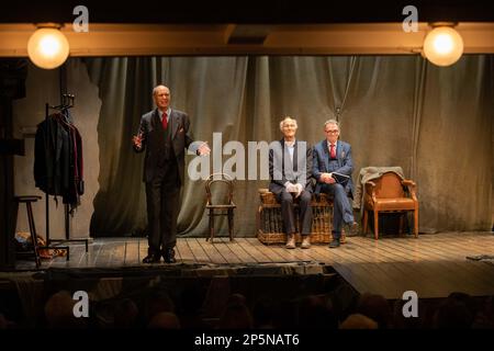 Robin Herford, direttore (L) che ha tenuto un discorso sul palco, con Peter Wilson, produttore (M), e Iain Gillie, amministratore delegato di PW Productions (R), dopo l'ultimo cortina per 'la donna in nero', l'ultima notte in cui si chiude nel West End, terminando le produzioni 33 anni di esecuzione. Sabato 5th Marzo 2023, Fortune Theatre, Londra, UK Credit: Jeff Gilbert/Alamy Live News Foto Stock