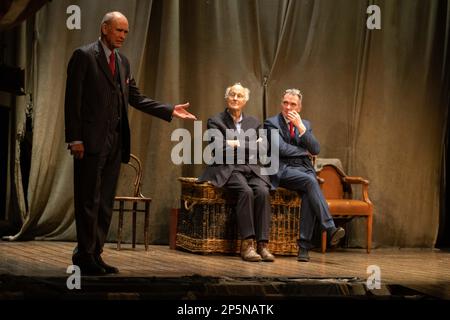 Robin Herford, direttore (L) che ha tenuto un discorso sul palco, con Peter Wilson, produttore (M), e Iain Gillie, amministratore delegato di PW Productions (R), dopo l'ultimo cortina per 'la donna in nero', l'ultima notte in cui si chiude nel West End, terminando le produzioni 33 anni di esecuzione. Sabato 5th Marzo 2023, Fortune Theatre, Londra, UK Credit: Jeff Gilbert/Alamy Live News Foto Stock