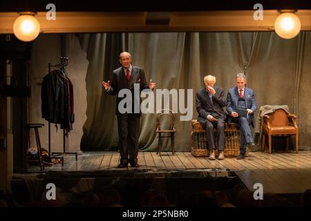 Robin Herford, direttore (L) che ha tenuto un discorso sul palco, con Peter Wilson, produttore (M), e Iain Gillie, amministratore delegato di PW Productions (R), dopo l'ultimo cortina per 'la donna in nero', l'ultima notte in cui si chiude nel West End, terminando le produzioni 33 anni di esecuzione. Sabato 5th Marzo 2023, Fortune Theatre, Londra, UK Credit: Jeff Gilbert/Alamy Live News Foto Stock