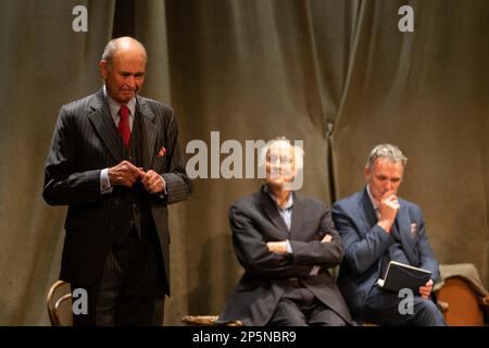 Robin Herford, direttore (L) che ha tenuto un discorso sul palco, con Peter Wilson, produttore (M), e Iain Gillie, amministratore delegato di PW Productions (R), dopo l'ultimo cortina per 'la donna in nero', l'ultima notte in cui si chiude nel West End, terminando le produzioni 33 anni di esecuzione. Sabato 5th Marzo 2023, Fortune Theatre, Londra, UK Credit: Jeff Gilbert/Alamy Live News Foto Stock