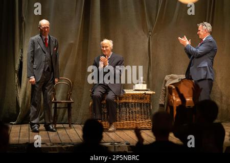 Robin Herford, direttore (L) che ha tenuto un discorso sul palco, con Peter Wilson, produttore (M), e Iain Gillie, amministratore delegato di PW Productions (R), dopo l'ultimo cortina per 'la donna in nero', l'ultima notte in cui si chiude nel West End, terminando le produzioni 33 anni di esecuzione. Sabato 5th Marzo 2023, Fortune Theatre, Londra, UK Credit: Jeff Gilbert/Alamy Live News Foto Stock