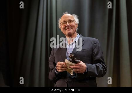 Peter Wilson, produttore che ha ricevuto un Olivier Award per il riconoscimento Speciale dopo il cortina finale chiamata per ‘la donna in nero’, l'ultima notte in cui si chiude nel West End, concludendo le produzioni 33 anni di esecuzione . Credit: Jeff Gilbert/Alamy Live News Foto Stock