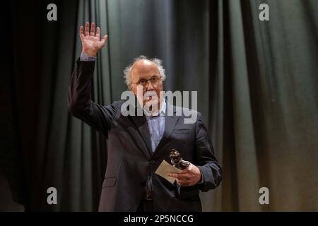 Peter Wilson, produttore che ha ricevuto un Olivier Award per il riconoscimento Speciale dopo il cortina finale chiamata per ‘la donna in nero’, l'ultima notte in cui si chiude nel West End, concludendo le produzioni 33 anni di esecuzione . Credit: Jeff Gilbert/Alamy Live News Foto Stock