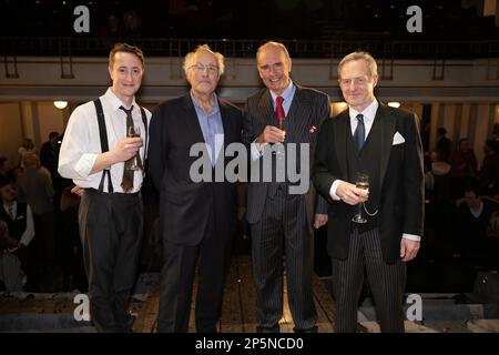 I membri del cast Matthew Spencer come 'The Actor' (a sinistra) e Julian Forsyth come 'Arthur Kipps' (all'estrema destra) con Peter Wilson e Robin Herford (a strisce a spillo vestito di vetro) dopo la chiamata finale del sipario per 'la donna in nero', l'ultima notte come si chiude nel West End, fine delle produzioni 33 anni di esecuzione. Sabato 5th Marzo 2023, Fortune Theatre, Londra, UK Credit: Jeff Gilbert/Alamy Live News Foto Stock