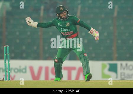 Mushfiqur Rahim durante il 3rd° incontro internazionale di un giorno tra Bangladesh e Inghilterra allo stadio Zahur Ahmed Chowdhury di Sagorika, Chattogram, Bangladesh. Foto Stock