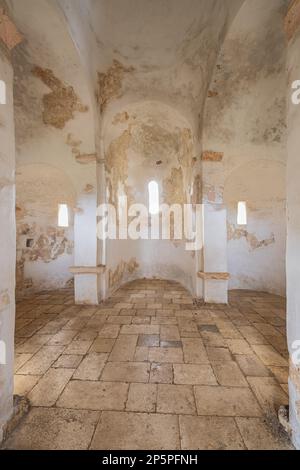 Dall'ingresso si può ammirare la chiesa della Santa Croce di Nin, conosciuta anche come la più piccola cattedrale del mondo Foto Stock