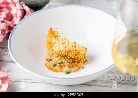 Gamberi fritti di tigre avvolti in kataifi. gamberetti jumbo avvolti in kadayif Foto Stock