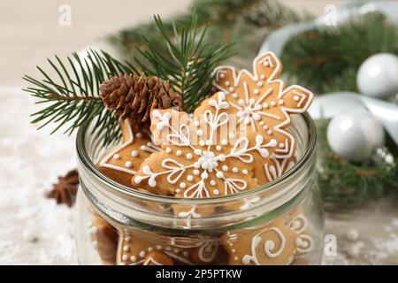 Gustosi biscotti di Natale in vaso di vetro e arredamento festivo sul tavolo, primo piano Foto Stock