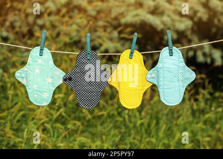 Molti diversi panni mestruali appesi sulla corda all'aperto Foto Stock