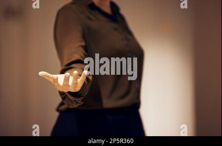 Business, posizionamento dei prodotti e mano di donna di notte per il design 3D, modello futuristico o ai mockup. Spazio fotocopie, ufficio aziendale e palmo aperto Foto Stock