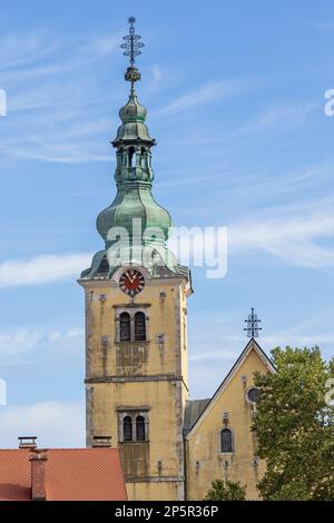 La torre della Chiesa di San Anastasia, vista dalla riva del fiume Gradna Foto Stock