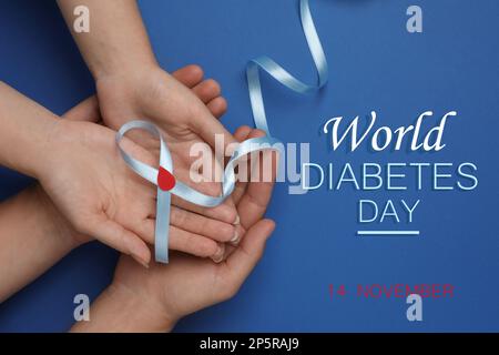 Giornata mondiale del diabete. Persone che tengono un nastro azzurro con gocce di sangue di carta su sfondo a colori, vista dall'alto Foto Stock