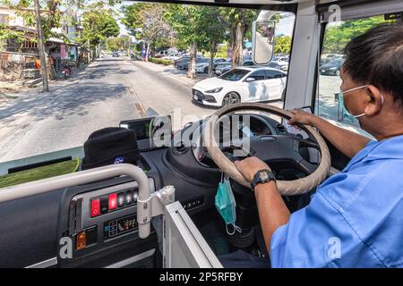 Autista thailandese di autobus navetta elettrica che viaggia per i mercati galleggianti di Bangkok nei fine settimana, Thailandia Foto Stock