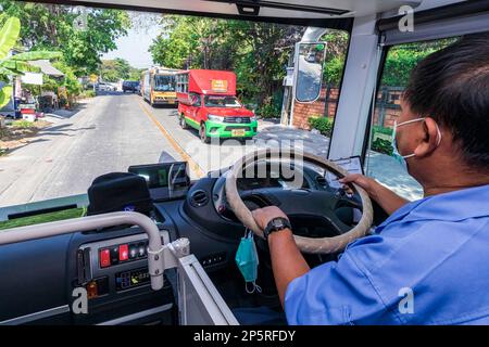 Autista thailandese di autobus navetta elettrica che viaggia per i mercati galleggianti di Bangkok nei fine settimana, Thailandia Foto Stock