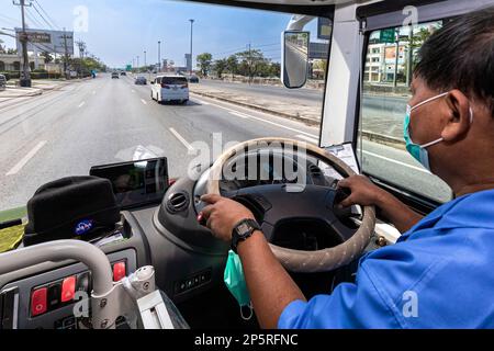 Autista thailandese di autobus navetta elettrica che viaggia per i mercati galleggianti di Bangkok nei fine settimana, Thailandia Foto Stock