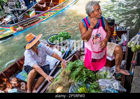 I thailandesi mangiano su una barca a coda lunga al Lad Mayom Floating Market, Bangkok, Thailandia Foto Stock