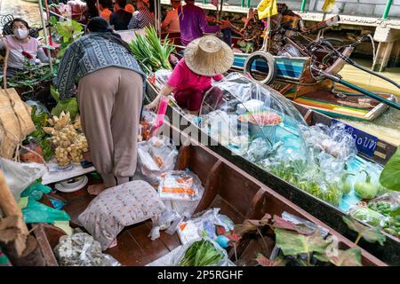 I thailandesi mangiano su una barca a coda lunga al Lad Mayom Floating Market, Bangkok, Thailandia Foto Stock