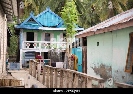 Idilliaca foto del villaggio di pescatori Kampung Rinca nel Parco Nazionale di Komodo su Flores con colorate e vecchie capanne. Foto Stock