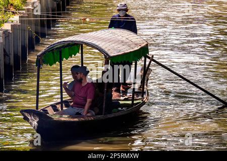 Barche a coda lunga e turistiche a khlong al mercato galleggiante di Lad Mayom, Bangkok, Thailandia Foto Stock