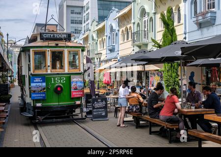 Un tram passa davanti ai ristoranti di New Regent Street, Christchurch, South Island, Nuova Zelanda Foto Stock